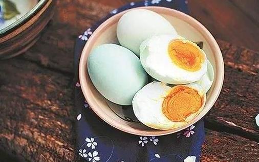 起沙流油的咸鴨蛋怎樣腌？熟食店常用的8種做法，3分鐘就能