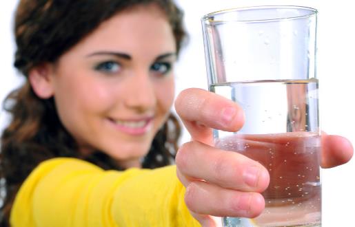 使用飲水機(jī)和電熱水壺喝水，哪種比較健康衛(wèi)生