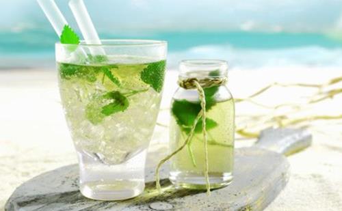 夏季補(bǔ)水計劃 夏季喝飲料補(bǔ)水有講究