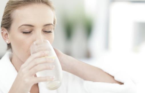 每日喝水超過4升易中毒？醫(yī)生：告訴你如何喝水算健康 