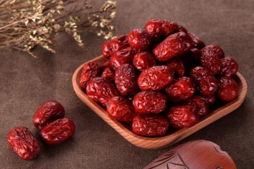 紅棗應(yīng)該生吃還是熟吃？營養(yǎng)專家提醒：腸胃不好的人，別
