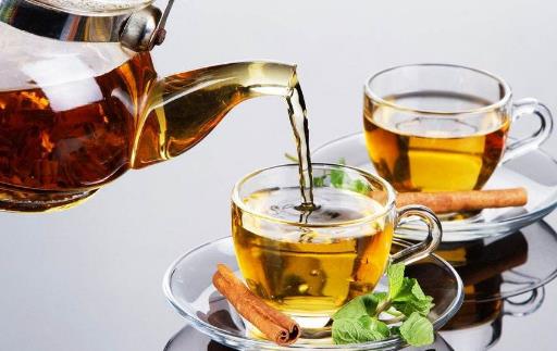 口干口苦口氣重的原因 飯可以少吃水應(yīng)該多喝