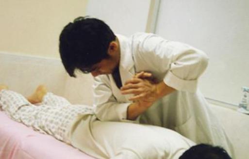 人體與生帶有自強的按鈕 推拿按摩4大穴位強身健體