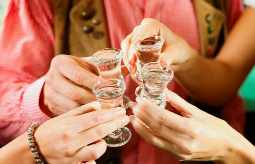 大家都知道喝酒對(duì)身體很不好，特別是酒喝多了傷肝，一旦