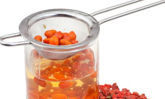 保溫杯里泡枸杞是養(yǎng)生的標志 枸杞的這些禁忌要知道