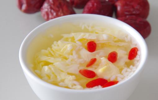 保溫杯里泡枸杞是養(yǎng)生的標志 枸杞的這些禁忌要知道