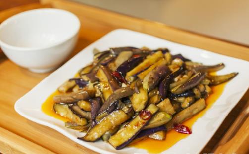 夏季吃茄子，營養(yǎng)價(jià)值多，清熱解暑，平穩(wěn)血壓！你吃對(duì)了