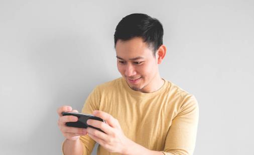 你怎么還盯著屏幕？聽說每天玩手機超過5小時的人都長胖了