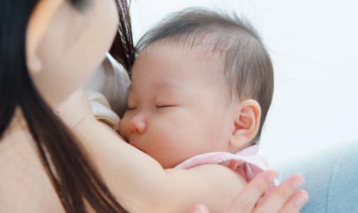 堅持母乳喂養(yǎng)也要走過重重難關(guān) 母乳喂養(yǎng)的10個誤區(qū)