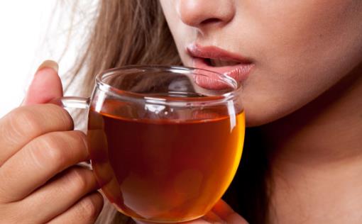 夏日飲茶好處多，醫(yī)生提醒：有兩類女性不宜飲茶，否則會(huì)