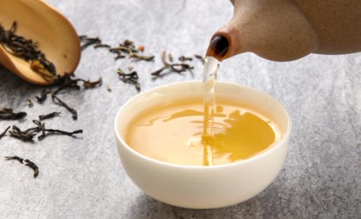 夏日飲茶好處多，醫(yī)生提醒：有兩類女性不宜飲茶，否則會(huì)