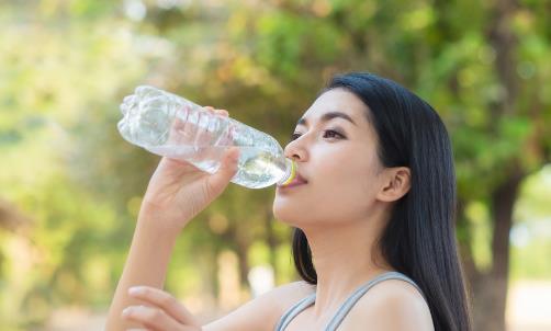 中國人為什么不能喝涼水？塞牙！