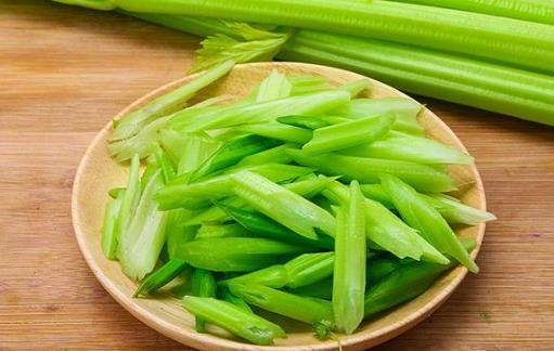 芹菜的藥理和治療價(jià)值 芹菜葉的5種美味做法