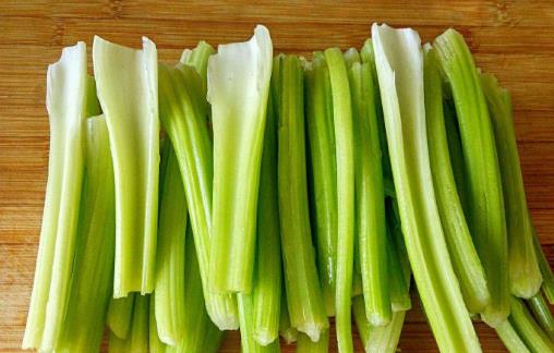 芹菜的藥理和治療價(jià)值 芹菜葉的5種美味做法