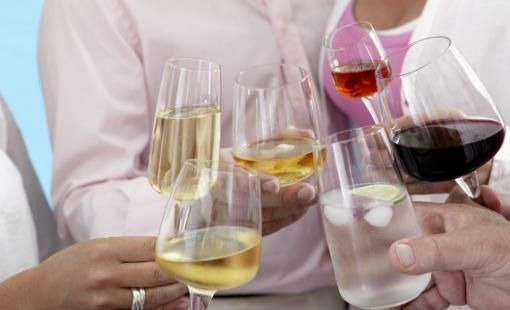 適度飲酒同樣有致癌風(fēng)險 長期飲酒引發(fā)心腦血管疾病