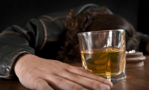 適度飲酒同樣有致癌風(fēng)險 長期飲酒引發(fā)心腦血管疾病