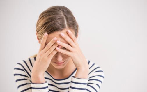 女性常加班更易發(fā)生抑郁癥狀 抑郁癥有哪些危害