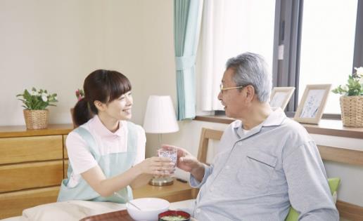 老人飲食的注意事項 老人太早吃早餐加重胃腸道負擔