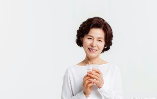老人最關(guān)心養(yǎng)生問題 晨起后這樣做還能延壽