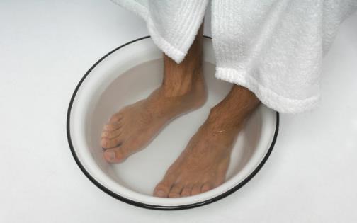 老人冬季泡腳身體好 沒(méi)事最好就是泡泡腳