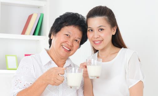老人多喝牛奶好 可能你不是適合的老人群體