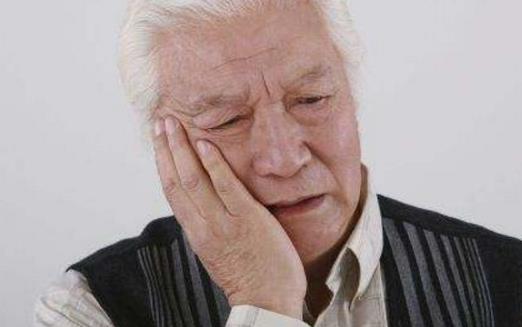 造成老人口干的原因 老年人的日?？谇蛔o理方法