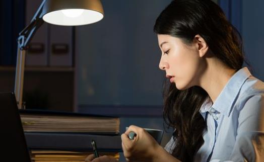 經(jīng)常熬夜對(duì)身體的危害 防止熬夜的3種方法