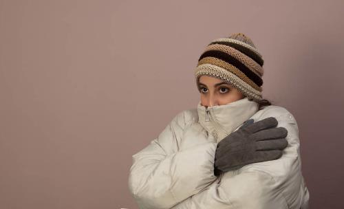 女性冬季手腳冰涼，是氣血不足還是體虛？這是女性對寒冷