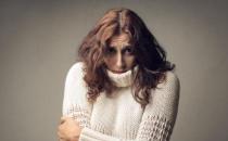 女性手腳冰涼是氣血不足還是體虛 女性對(duì)寒冷更敏感