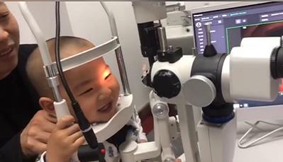 2歲寶寶患先天性白內(nèi)障，愛爾眼科專家助其重獲光明