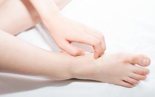 有腳氣的人，經(jīng)常用鹽水泡腳就能消滅真菌嗎？它沒有這個