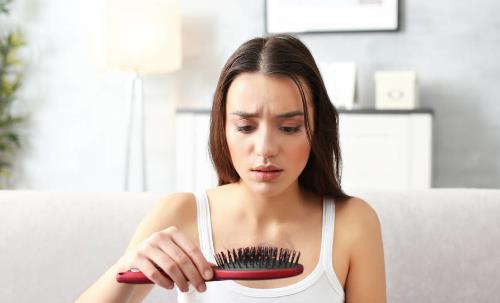 當(dāng)代壓力大脫發(fā)的人越來越多 冬日防禿的日常妙招