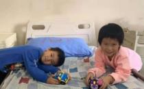 孩子看東西瞇眼、歪頭就是近視？可能是先天性白內(nèi)障在搞鬼