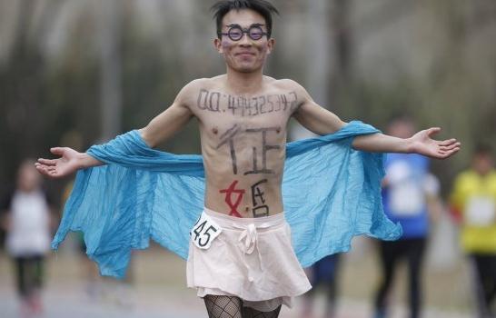 黑絲男子赤裸參加北京馬拉松，胸前寫QQ號(hào)欲征婚