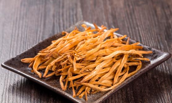 黃花菜被稱為“健腦菜”，好處多，但有禁忌，吃不對或會引起中毒