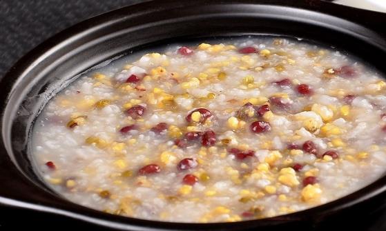 合理飲食可延緩皮膚衰老 對(duì)身體和皮膚健康有益的湯品