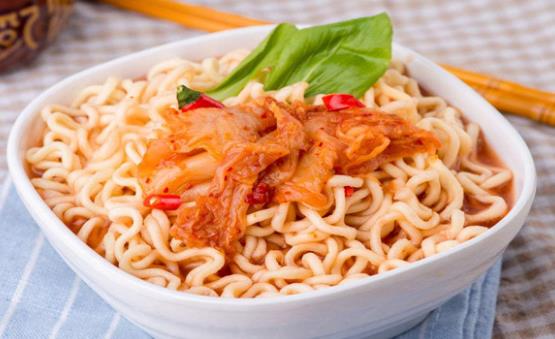 學(xué)會(huì)這三招健康吃方便面 能配合方便面一起吃的蔬菜