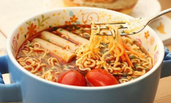 學(xué)會(huì)這三招健康吃方便面 能配合方便面一起吃的蔬菜