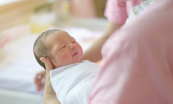 什么樣的新生兒嘔吐需要及時(shí)就醫(yī) 預(yù)防新生兒嘔吐的方法
