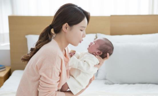 什么樣的新生兒嘔吐需要及時(shí)就醫(yī) 預(yù)防新生兒嘔吐的方法