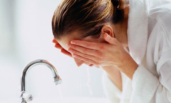 洗臉時泡泡多就是好嗎 注意洗面奶誤區(qū)