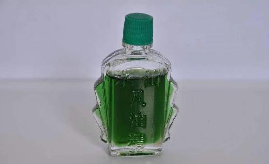 風(fēng)油精和清涼油都是夏季必備的藥品。平時(shí)感冒、頭暈、蚊蟲(chóng)叮咬都
