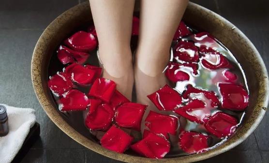 老人常泡腳的好處 3類(lèi)人最好別泡再舒服也不行
