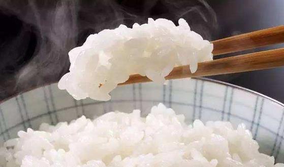 吃主食時(shí)容易犯的3 個(gè)錯(cuò)誤 糙米香腸豌豆煲仔飯絕對(duì)美味