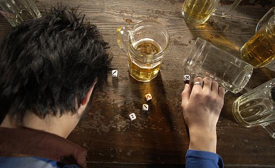飲酒過度對(duì)肝臟腸胃造成損害 老中醫(yī)提供的解酒方