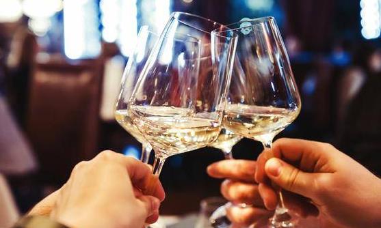 飲酒過度對(duì)肝臟腸胃造成損害 老中醫(yī)提供的解酒方
