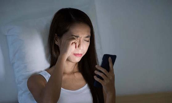 長期睡前熬夜玩手機(jī)會帶來的8個(gè)后果 改掉壞習(xí)慣利于健康