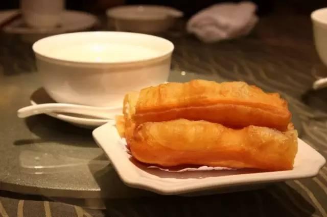 早餐哪些食物不建議吃，不吃早餐的危害：低血糖、胃炎、胃潰瘍