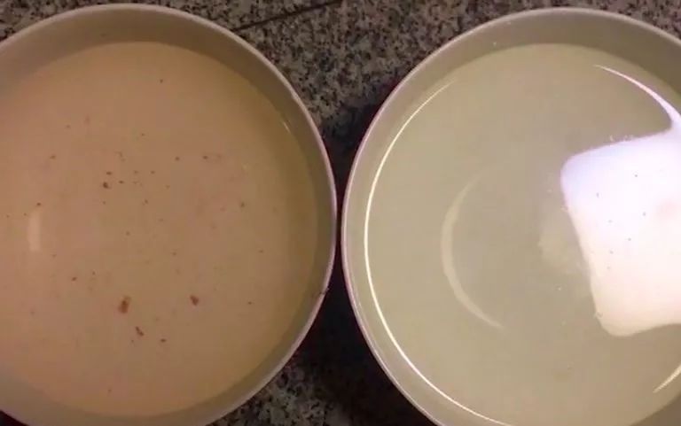 無良商販用色素給三蘇紅魚上色，用手輕輕一摸，手還會被染紅