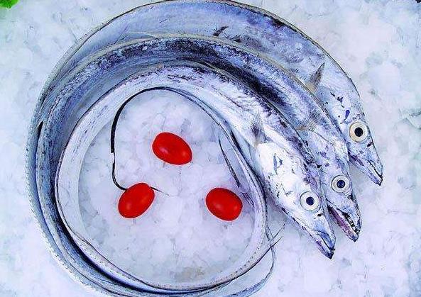 帶魚清洗：解凍、剪去頭部和魚鰭，剪開魚肚切段，掏內臟用水洗凈